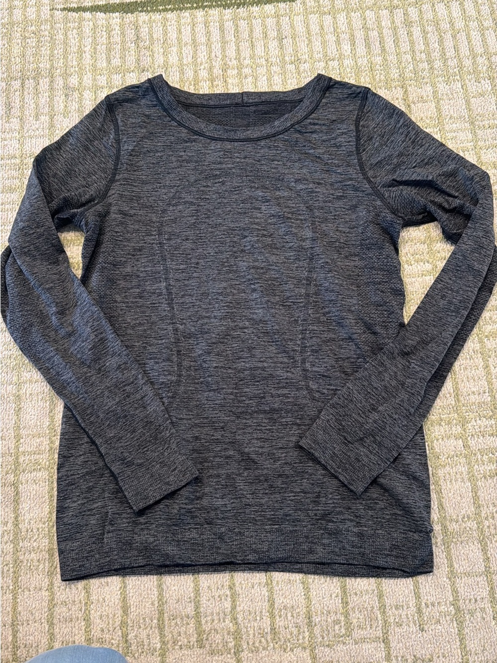 Lululemon size 4 long sleeve 

Great condition